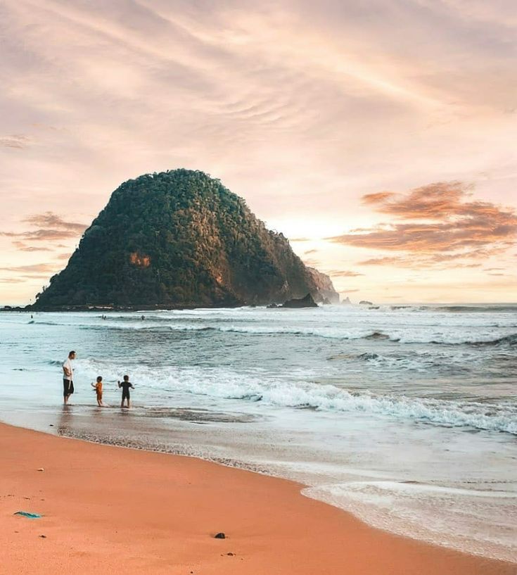 Senja di pulau merah